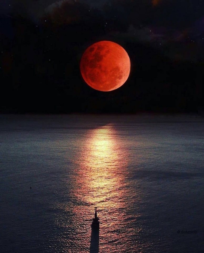 red moon2